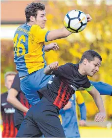  ?? FOTO: CHRISTIAN METZ ?? FV-Spieler Jonathan Hummler (oben) gegen den Oberzeller Daniel Marin. Am Ende stand es 1:1.