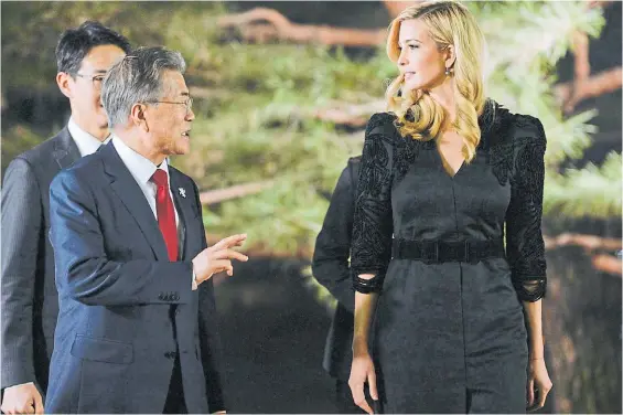  ?? AFP ?? Saludos. El presidente de Corea del Sur saluda a la hija de Trump, Ivanka, ayer en Seúl. El mandatario sudcoreano defiende dialogar con el norte.