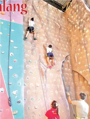  ??  ?? WANITA yang datang untuk melakukan sukan rock climbing.