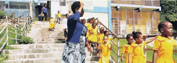  ?? CONTRIBUTE­D ?? Children file out of their classrooms at Glendevon Infant and Primary under the direction of their teacher as part of a safety drill.