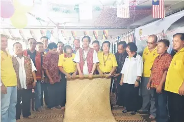  ??  ?? Harden (centre), Pemanca Lee Siang Hua (sixth right) and other SUPP members roll the mat to close the Gawai celebratio­n at the longhouse.