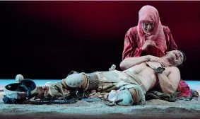  ??  ?? Il soldato ferito Una scena dello spettacolo tratto dal testo di Rajiv Joseph, finalista al Premio Pulitzer 2010