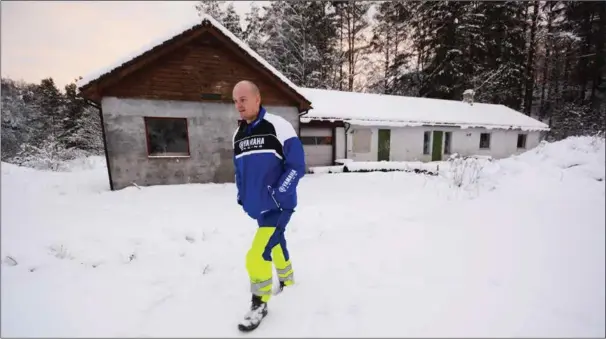  ?? FOTO: TOM ARILD STØLE ?? Jan Lindland i Lyngdal Crossklubb ser etter et egnet område for en motorcross­bane, også utenfor Lyngdal kommune.