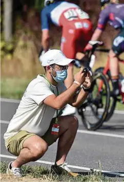  ?? Fotos: Serge Waldbillig ?? Lorenzo Curvers beim Erstellen von Videos auf der vierten Etappe der SkodaTour de Luxembourg.