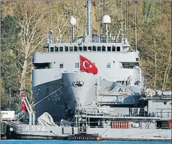  ?? LEFTERIS PITARAKIS / AP ?? Barcos de la Marina turca en una base del Bósforo