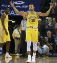  ?? BEN MARGOT — THE ASSOCIATED PRESS ?? Warriors’ Stephen Curry acknowledg­es applause from fans against the Wizards, Wednesday in Oakland