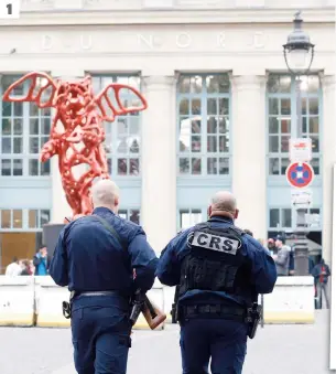  ??  ?? 1
1. Hier, la tension était palpable à Paris. De nombreux policiers patrouilla­ient notamment aux alentours de la Gare du Nord. 2. À la veille des élections, des groupes sociaux et syndicaux ont aussi manifesté pour un « premier tour social » . 3....