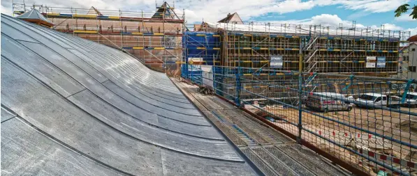  ?? Foto: Werner Rensing ?? Die Krone bestimmt weiter die Finanzen der Stadt Oettingen. Das Bild zeigt den neuen Hotelkompl­ex, links ist das Dach des Kronensaal­s zu sehen.