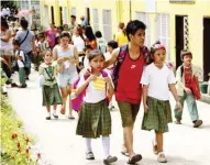  ?? JUAN CARLO DE VELA ?? Nagmamadal­ing sinundo ng mga magulang ang kani-kanilang anak mula sa Zapatera Elementary School at Zapatera National High School sa Cebu City, kasunod ng serye ng bomb threat sa ilang paaralan sa siyudad kahapon.