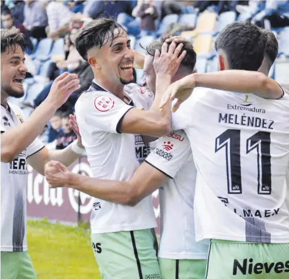  ?? AD MÉRIDA ?? Celebració­n de un gol del Mérida.