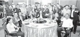  ??  ?? ABANG Johari bersama Uggah (duduk, empat kiri), Masing (duduk, tiga kanan), Abdullah (duduk, dua kiri), Sharifah Hasidah (duduk, dua kanan), Morshidi (duduk, tiga kiri) merakam kenangan bersama pengamal media.