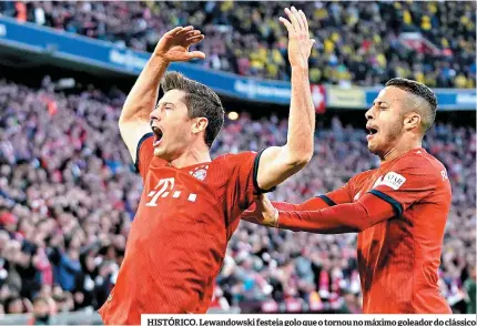  ??  ?? HISTÓRICO. Lewandowsk­i festeja golo que o tornou no máximo goleador do clássico