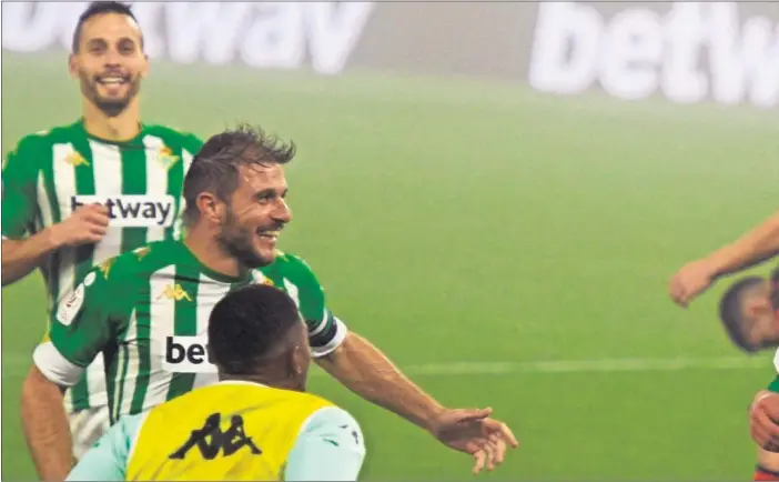  ??  ?? Joaquín y Emerson felicitan a Borja Iglesias después de marcar el 2-1 que ponía al Betis en el camino de los cuartos de final de la Copa.