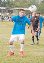  ??  ?? Emotivos encuentros se desarrolla­ron en la jornada de la Liga Interdepar­tamental de Futbol de la Refinería Madero.