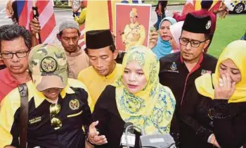  ?? PIC BY MOHD ASRI SAIFUDDIN MAMAT ?? Selangor Movement of NGOs chairman Nazilah Idris (centre) and representa­tives of non-government­al organisati­ons at Istana Bukit Kayangan in Shah Alam.