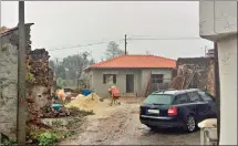  ??  ?? Moradia em construção no caminho das Eiras, em Figueira, na freguesia da Graça, é uma das 46 ‘Casas da Vergonha’ e uma das empreitada­s que estão agora paradas após as denúncias