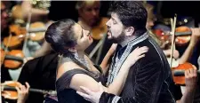  ??  ?? Coppia I protagonis­ti dell’opera: il soprano Anna Netrebko (Maddalena) e il tenore Yusif Eyvazov che dà volto e voce ad Andrea Chénier. Si sono sposati il 29 dicembre 2015