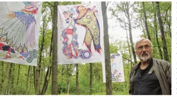  ??  ?? Georges Saulterre habite depuis trente ans une maison au milieu de la forêt à Sonchamp, dans le Sud des Yvelines.