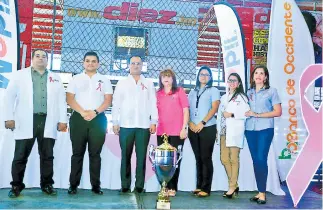  ??  ?? CONFERENCI­A. Gerónimo Herrera, Christian Henríquez, Nahún Moreno, Jacky Babún, Tania Martínez, Katherine Aguilar y Vivian de Sosa durante el anuncio de la Copa Rosa 2019. Foto Moisés Valenzuela.