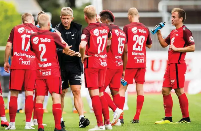  ?? FOTO: JON OLAV NESVOLD, BILDBYRÅN ?? GULLJAKT: Lars Arne Nilsen og Brann-spillerne kjemper med Rosenborg om seriegulle­t. BT har sett på hva det å vinne vil bety økonomisk.