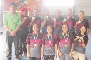  ??  ?? PASUKAN Borneo selaku juara Kejohanan Bola Jaring Jemputan Wanita Sazarice 2017.