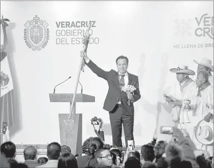  ??  ??    Una comisión indígena de pueblos totonacas entregó el bastón de mando al gobernador de Veracruz, Cuitláhuac García Jiménez, en el Congreso local. Foto Alberto Roa
