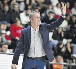  ?? FIBA ?? Porfirio Fisac da instruccio­nes en el partido de ida en Turquía.