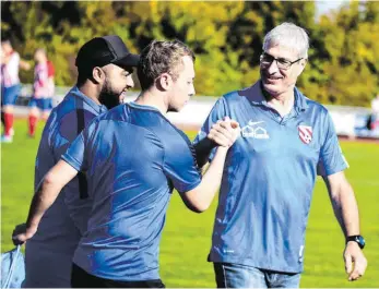  ??  ?? Aus berufliche­n Gründen hört Volkmar Hackbarth (r.) als Trainer des Fußball-Bezirkslig­isten TSG Ehingen auf.