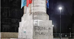  ?? ?? ●●The Cenotaph in Rochdale after the words Free Palestine were sprayed on it