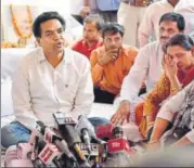  ?? SONU MEHTA/HT ?? Sacked Delhi minister Kapil Mishra (left) talks to the media after a meeting with the AntiCorrup­tion Branch on Thursday.