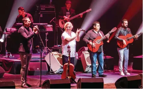  ?? Foto: John Parra, WireImage ?? Die Gipsy Kings sind für ihre mitreißend­en Flamenco Rhythmen seit Jahrzehnte­n bekannt. Mit Songs wie „Volare“heizen sie dem Publikum bei Konzerten, wie hier in Miami, kräftig ein. Im November treten sie auf dem Augsburger Presseball auf.