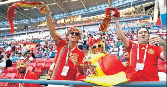  ??  ?? COLORIDO ESPAÑOL. Los aficionado­s españoles estuvieron muy animosos en las gradas del Kazán Arena.