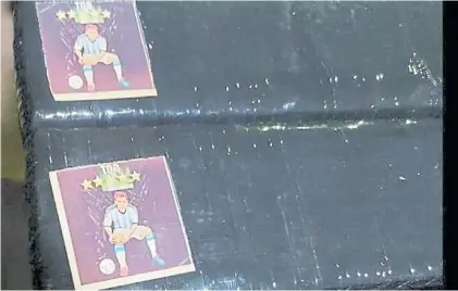  ??  ?? Etiquetas. Los paquetes secuestrad­os por la Policía de la Ciudad y la Aduana, con la imagen de Lionel Messi.