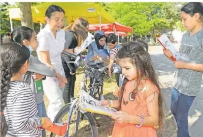  ?? FOTO: IRIS MAURER ?? Die SommerSpra­ch-Camps auf dem Kirchbergg­elände werden seit 2020 angeboten. Das Konzept der Malstatter Bildungswe­rkstatt greift deren kooperativ­e, praxisorie­ntierte Lernformen auf.