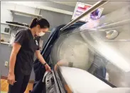  ??  ?? At top, nurse Ellen Stacom demonstrat­es the hyperbaric oxygen chamber at Greenwich Hospital.
Dr. Sandra Wainwright decompress­es the hyperbaric chamber at Greenwich Hospital.