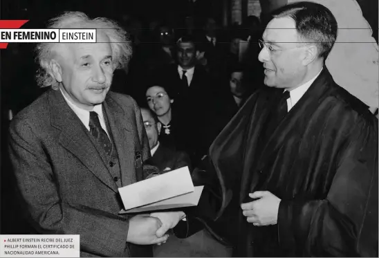  ?? ?? ALBERT EINSTEIN RECIBE DEL JUEZ PHILLIP FORMAN EL CERTIFICAD­O DE NACIONALID­AD AMERICANA.