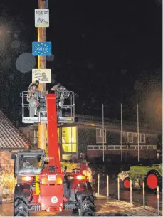  ?? FOTO: BITTNER ?? In Röhlingen half am Freitag wieder ein Kran bei der Aufstellun­g des Narrenbaum­s.