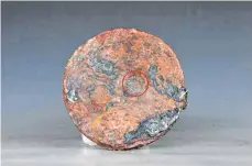  ?? FOTO: CONTEXT VERALG AUGSBURG ?? Forscher entdeckten auf diesem Kupferstüc­k das Handelszei­chen der Fuggerfirm­a, ein Dreizack.