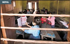  ?? /AFP ?? Estudiante­s de niveles básicos regresan a la escuela en Nepal, después de seis meses de confinamie­nto