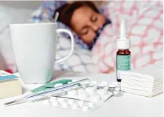  ?? Foto: Maurizio Gambarini, dpa ?? Eine schwere Grippe zwingt derzeit viele Menschen dazu, sich im Bett auszukurie­ren. Im Gesundheit­samt des Landkreise­s Donau Ries sind bereits 100 Fälle der schweren Grippe gemeldet worden.