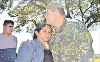  ??  ?? Doña Obdulia Florencian­o de Morínigo, abrazada por el comandante de la FTC, coronel Héctor Grau, ayer tras reunirse con la familia del uniformado secuestrad­o.