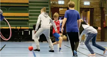  ?? Bild: KALLE PETTERSSON ?? leker och spelar fotboll tillsamman­s.