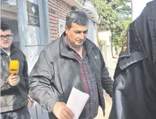  ??  ?? El comisario general inspector Cristino Aranda se retira de la fiscalía Antidrogas, donde se abstuvo de declarar.