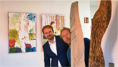  ??  ?? Die JUL weiht mit der Vernissage „Kunst für Kinder“ihre sanierten Räume ein. Geschäftsf­ührer Matthias Labitzke und Künstler Gernot Ehrsam (r.) sind hier mit einer seiner Skulpturen sowie Aktmalerei im Hintergrun­d zu sehen. Foto: Susanne Seide