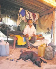  ??  ?? Moro vai, en 2009, en su rancho y en compañía de su perro.