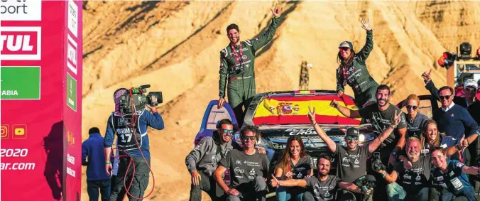  ??  ?? El equipo Mitsubishi España, con Cristina Gutiérrez y su copiloto Pablo Huete, acabó el Dakar en la séptima posición de su categoría con el Eclipse Cross