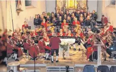  ?? ARCHIVFOTO: WOLFGANG LUTZ ?? Beim letzten Kirchenkon­zert mit dem Musikverei­n Marbach in St. Nikolaus war auch der Chor InTakt aus Ertingen mit dabei.