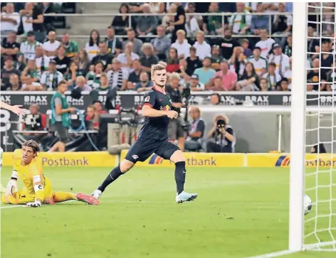  ?? FOTO: IMAGO ?? Timo Werner (r.) trifft gegen Borussias Schlussman­n Yann Sommer zum 0:1.