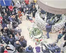  ??  ?? Colombiano­s colocaron en el Centro Comercial Andino flores de papel con mensajes, en memoria de las víctimas del atentado del sábado.