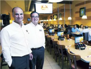  ??  ?? José Ribas, presidente y principal oficial ejecutivo de Encanto Sunrise, y Humberto Rovira, vicepresid­ente ejecutivo de Encanto Restaurant­s.